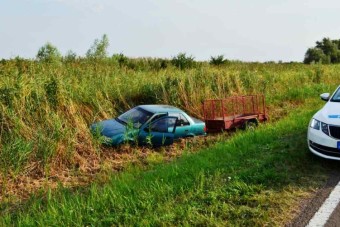 Az anyósülésről rántott kormányt az utas, árokba küldte a Suzukit a 33-as úton