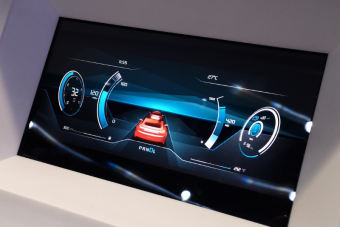 A Bosch emeli a tétet, a digitális után itt a 3D-s műszeregység