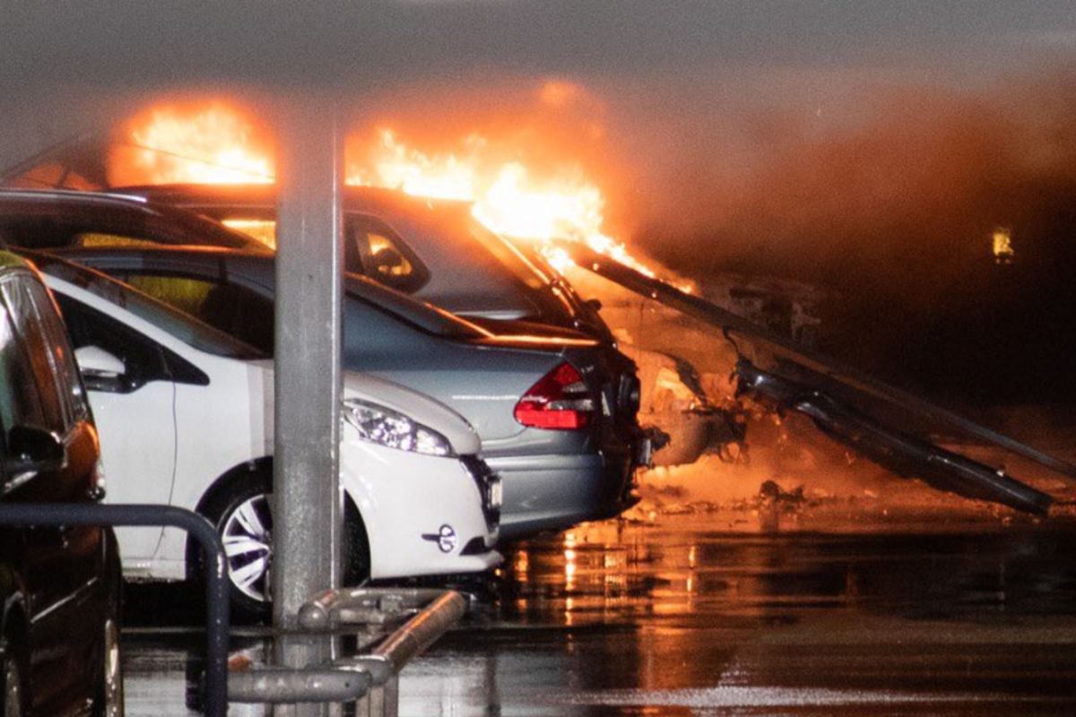 Autók százai égtek porrá egy norvég reptér parkolóházában 4