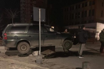 Faláda tetején kötött ki autójával az ittas román sofőr