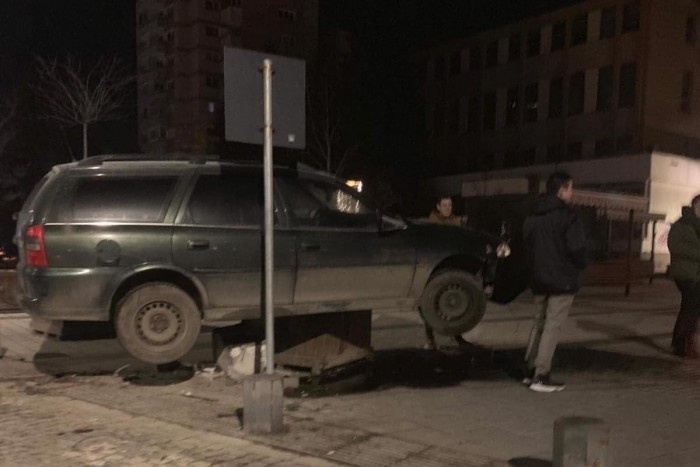 Faláda tetején kötött ki autójával az ittas román sofőr