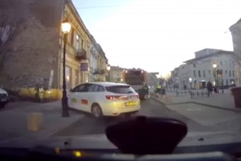 Ez a pécsi taxis lehet az év dolgozója, semmi nem akadályozhatja a munkában