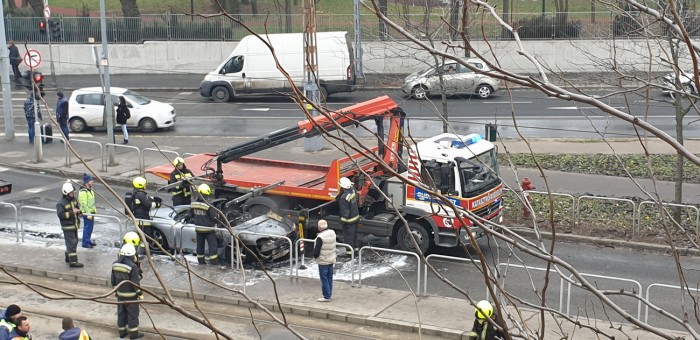 Tíz perc alatt porrá égett a Porsche Budapesten 1 Tíz perc alatt porrá égett a Porsche Budapesten 1