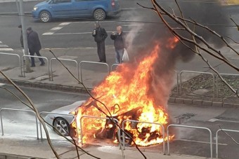Tíz perc alatt porrá égett a Porsche Budapesten