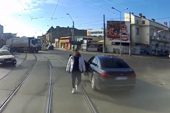 Nem sokat variált a villamosvezető, óvatosan eltakarította a szabálytalan autóst a sínekről