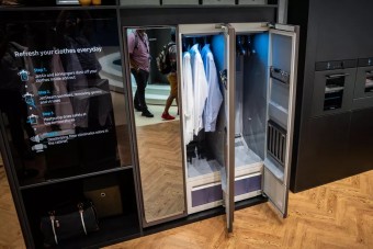 Tisztán tartja és kivasalja az inget az okosszekrény