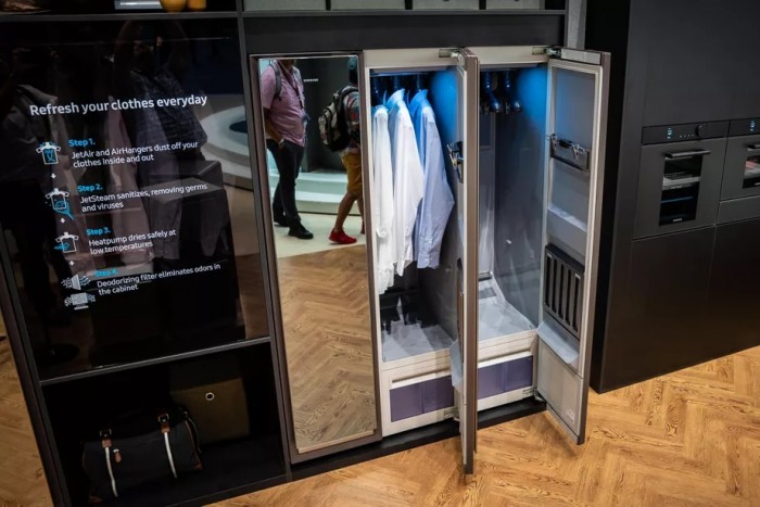 Tisztán tartja és kivasalja az inget az okosszekrény