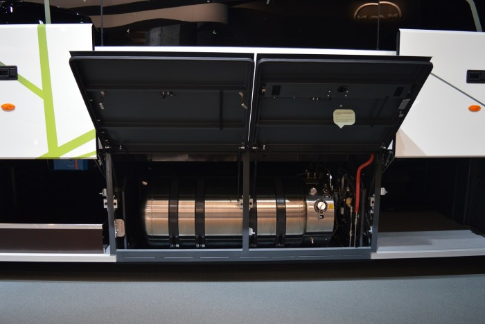 Ennek a busznak a csomagterében gáztartályok vannak 2 | Vezess Ennek a busznak a csomagterében gáztartályok vannak 2