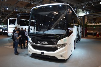 Ennek a busznak a csomagterében gáztartályok vannak