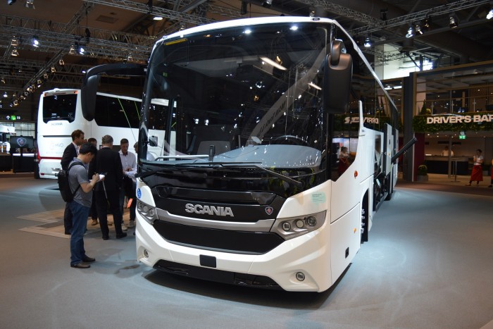 Ennek a busznak a csomagterében gáztartályok vannak