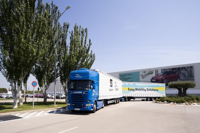 Extra hosszú kamionokkal szállítják a Seat alkatrészeket 1 | Vezess Extra hosszú kamionokkal szállítják a Seat alkatrészeket 1