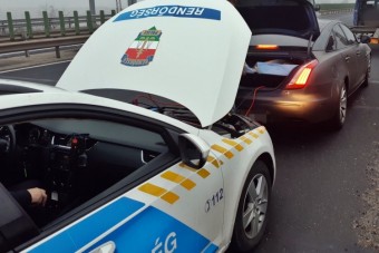 Rendőrök bikázták be a román luxuskocsit az M1-esen 