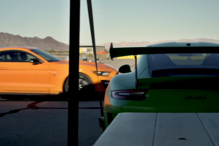 Képes megverni az amerikai izomautó az európai sportautót?