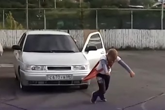 Autókat ráncigál a legerősebb orosz kisfiú