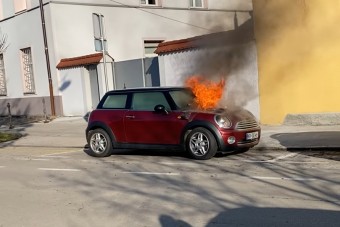 Önvezetővé változott a kigyulladó autó