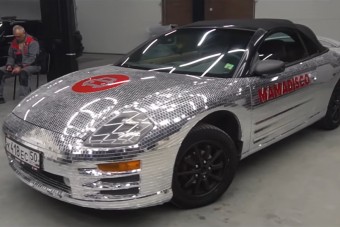 Diszkógömböt csináltak a Mitsubishiből