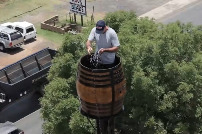 Világrekordot döntött a hordóban élő férfi