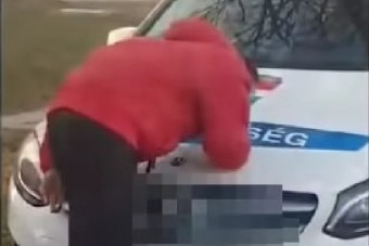 Rendőrautón drogozott egy férfi - videó 