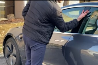 Bőre alá ültette a kocsikulcsot egy férfi