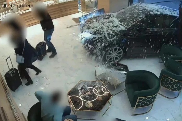 Nem akárhogy érkeztek a boltba a tolvajok