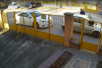 Videón a kecskeméti Grincs, akinek állítólag fétise, hogy más autókat terrorizál parkolás közben