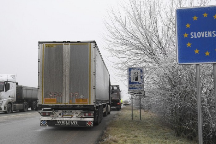 Akadozik a kamionok átjutása a szlovák-magyar határon