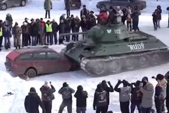 Ahogy a T-34-es belehasít egy Mercedesbe, az elég epikus