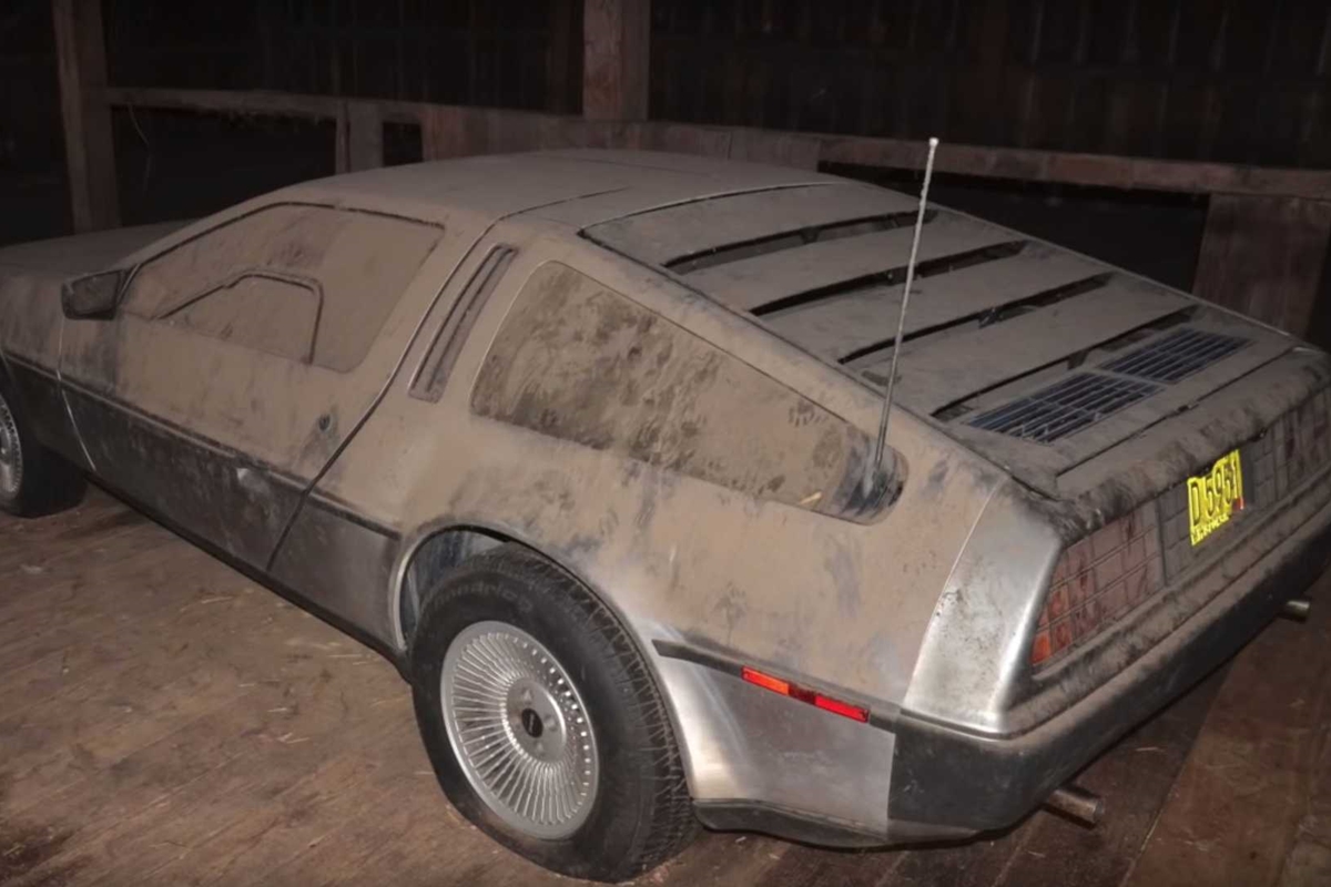 32 év után került elő a pajtában porosodó DeLorean 2