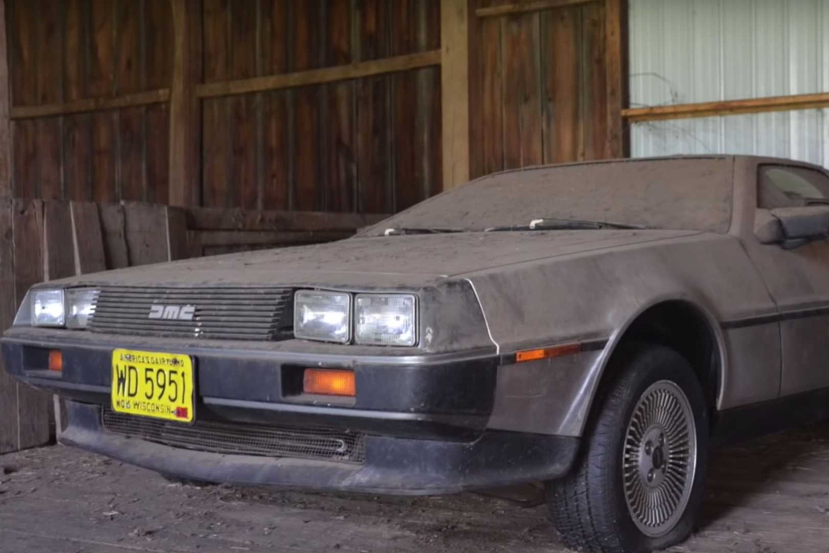 32 év után került elő a pajtában porosodó DeLorean 8