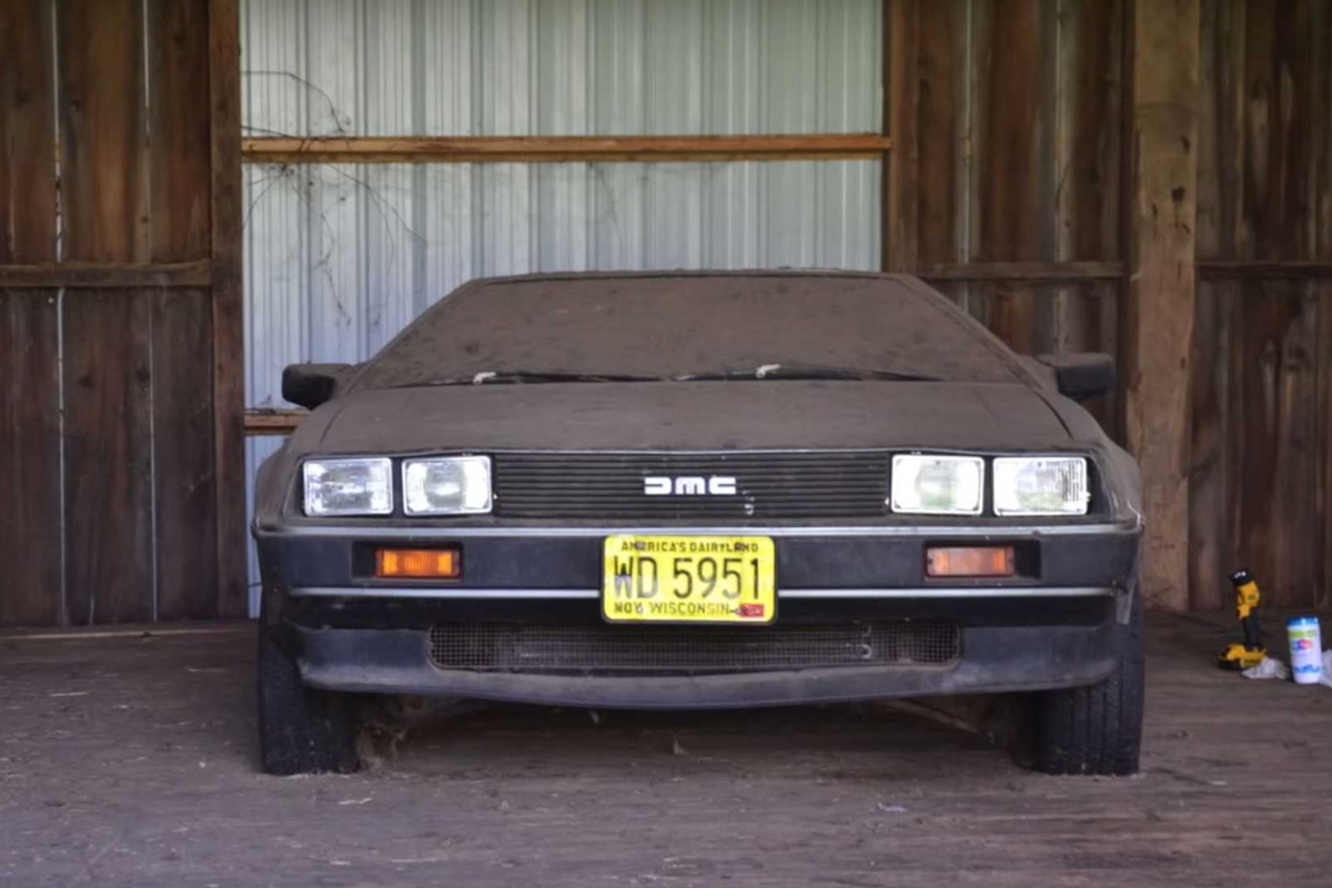 32 év után került elő a pajtában porosodó DeLorean 7