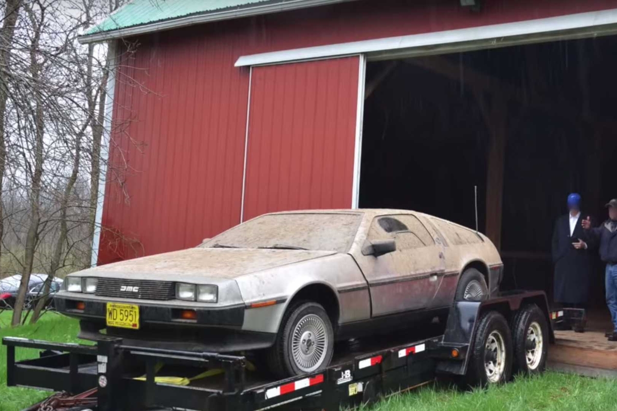 32 év után került elő a pajtában porosodó DeLorean 5