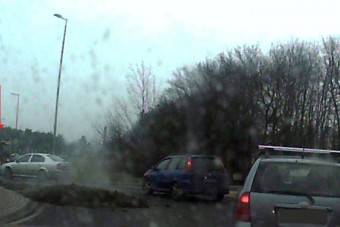 Trágyát szórt a 87-es útra, a jó fej teherautós simán továbbment