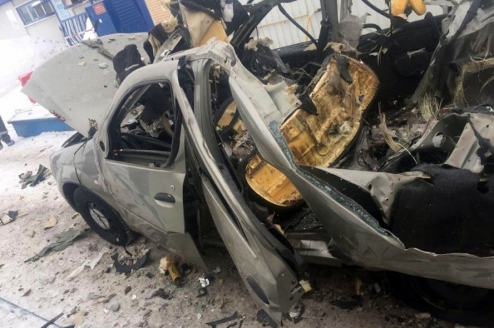 Szilánkokra robbant egy autó a benzinkúton állva 3