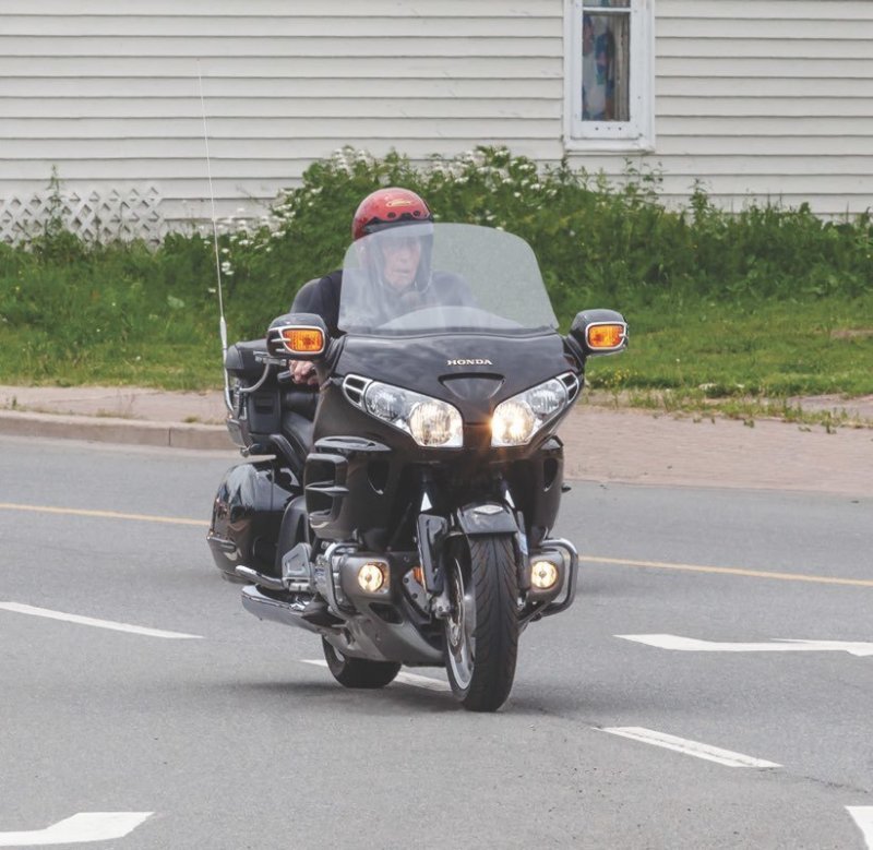 Százéves motoros bizonyítja, hogy az életkor csak egy szám 1