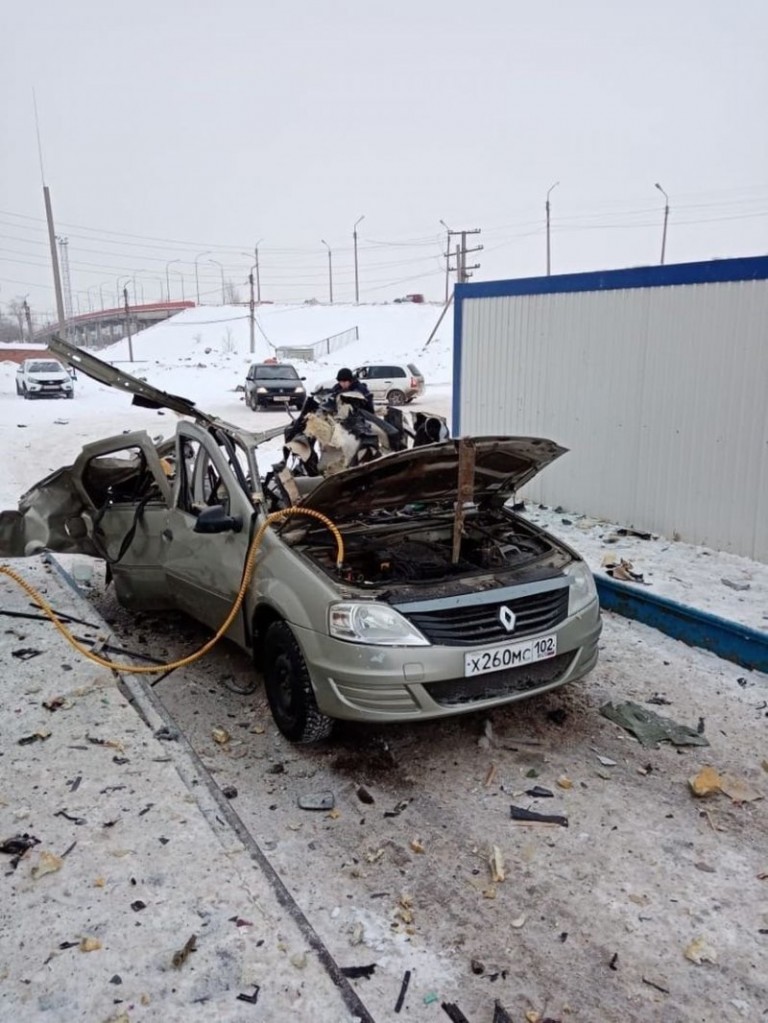 Szilánkokra robbant egy autó a benzinkúton állva 2