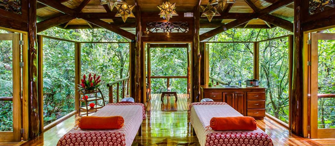 Lajhárokkal lazulhatunk az esőerdei medencés kunyhóban