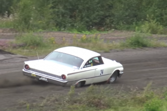 Ez a nap videója: amerikai V8-as hajó keresztben a svéd erdőben