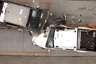 Ennél a töréstesztnél az idősebb autó győz látványosan