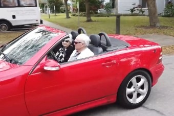 107 évesen még mindig élvezi a nyitott tetejű Mercijét