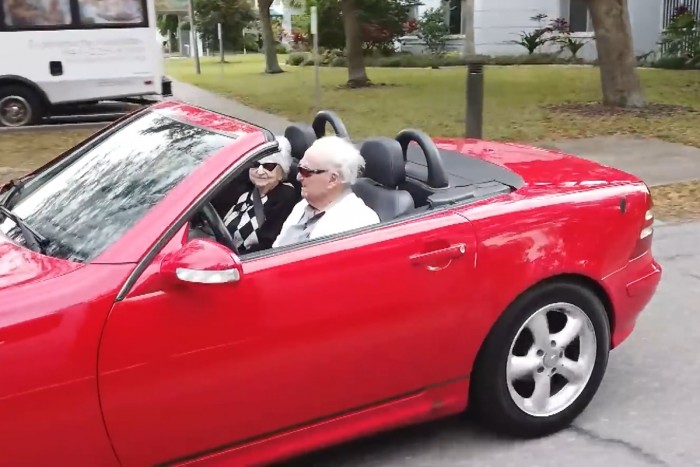 107 évesen még mindig élvezi a nyitott tetejű Mercijét