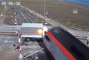 Sínekre csúszott a török áruszállító, telibe kapta a vonat