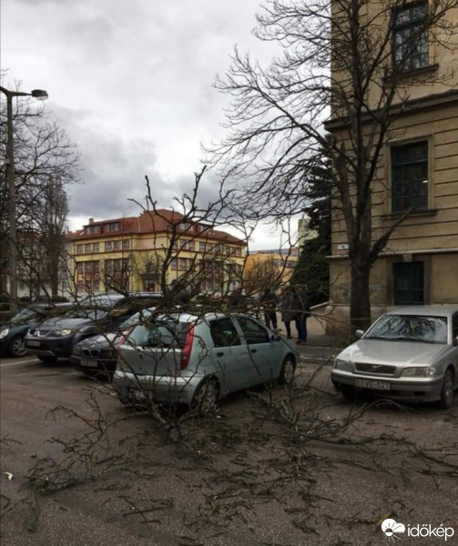 Fotókon az országra lecsapó, kamionokat borogató vihar 8 Fotókon az országra lecsapó, kamionokat borogató vihar 8