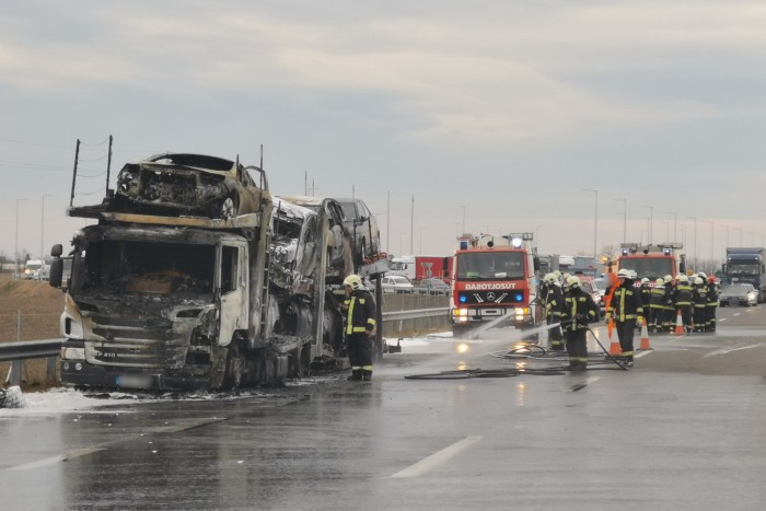 Nyolc autót szállító tréler lángolt az M86-oson 1