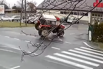 Látványos borulás lett a traktoros száguldás vége