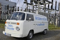 5 perc alatt kicserélték az elektromos VW T2-esek akksiját 2