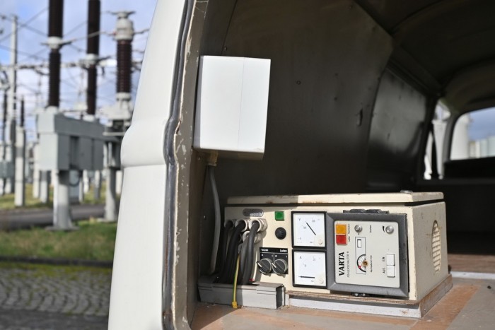 5 perc alatt kicserélték az elektromos VW T2-esek akksiját 6