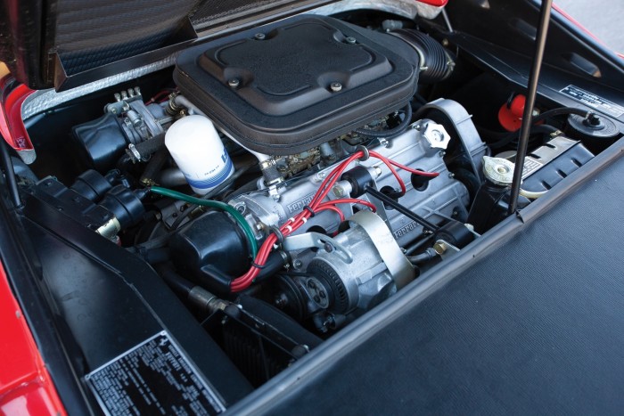 150 kilóval könnyebb az üvegszálas Ferrari 308 6