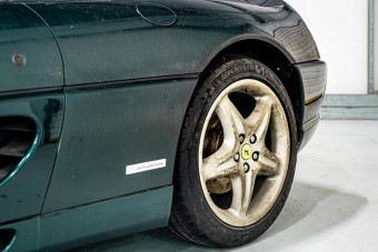 13 évre hagyták magára a ritka, zöld Ferrari F355-öst