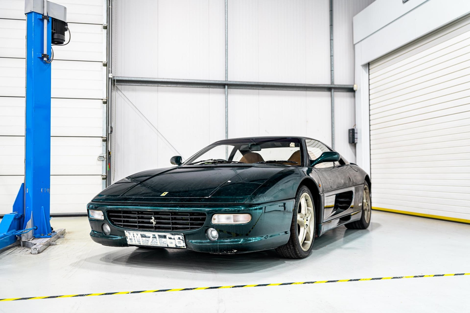 13 évre hagyták magára a ritka, zöld Ferrari F355-öst 7