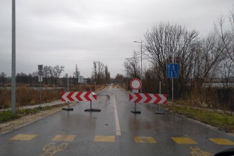 Tönkrement az út a botrányosan hosszúra nyúló hídfelújítás miatt